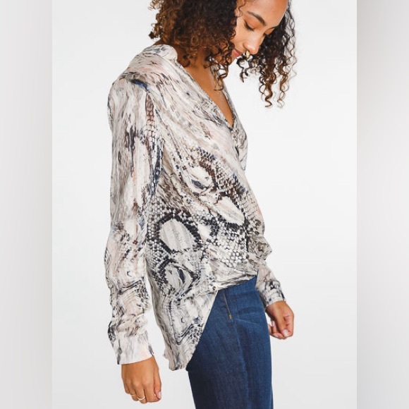 M & Co Sheer High Low Top Sheath Snake Blouse SZ Large NEW - Picture 1 of 14